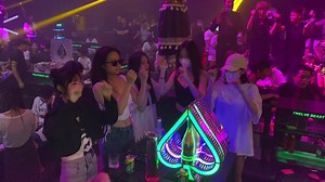 夜店经典劲爆DJ舞曲，酒吧美女蹦迪现场视频，太燃了 - 西瓜视频