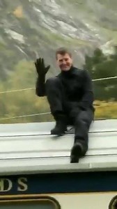Tom Cruise il ne monte pas dans le train, mais sur le train ! 😉 L'acteur a été aperçu lors du tournage d'une nouvelle cascade du prochain Mission Impossible. | AlloCiné