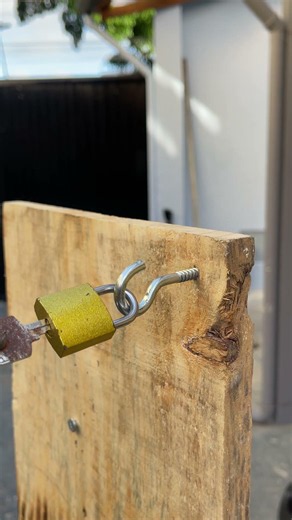 He Did Something Incredible with a Simple Padlock #USA #DIYIdeas #LifeHack