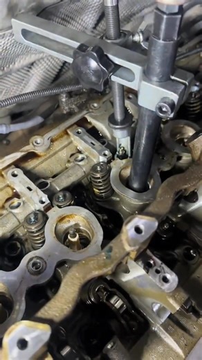 ＂Installing engine valve spring＂ #shorts | Mrsimonk