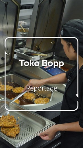 Toko Bopp uit Geleen bereidt authentieke Indonesische gerechten op een moderne manier. Joey en zijn team gebruiken de RATIONAL iCombi Pro, iVario en VarioCookingCenter dagelijks voor het maken van hun specialiteiten: van gestoomde bapao en geurige pepesan tot krokante risolles, loempia’s en sappige babi pangang. Dankzij de RATIONAL-apparatuur werken ze efficiënt, houden ze de kwaliteit constant hoog en blijft de authentieke smaak behouden – of het nu in de toko is of bij catering. 🌶️🍚 👉 Benie