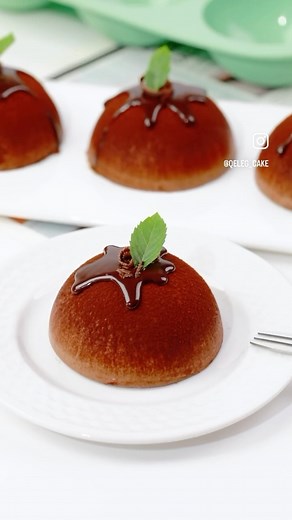 QELEG | silicone-mold on Instagram: "🤎NOBAKE EASY DESSERT Blow you away chocolate mousse recipe😋✨ 📍half-sphere chocolate mousse mold, shop link in bio @qeleg_cake Ingredients Gelatin powder: 5g Cold water: 15-20g Light cream: 120g (for melting chocolate) Dark chocolate: 120g Light cream: 250g Powdered sugar: 20g Ganache Chocolate: 25g Heavy cream: 40g Instructions 1、Pour the light cream into the dark chocolate and stir until melted. Add the gelatin mixture and stir until 