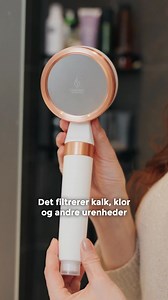 Forkæl din hud og dit hår med vores nye brusehoved! Det filtrerer effektivt kalk, klor og andre urenheder fra vandet, så din hud føles blødere og dit hår føles mindre tørt. Fordele ved vores Comforth Brusehovedet: ⭐️Smukkere hud og hår uden skader og tørhed ⭐️Reducerer kalk, klor og skadelige kemikalier ⭐️Super nemt og hurtigt at installere Få smuk hud og glansfuldt hår med rent vand fri for skadelige kemikalier! Bestil dit brusehoved lige herunder 👇 | Comforth Scandinavia