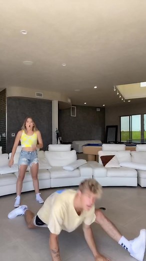 Cheerleader middle split jump