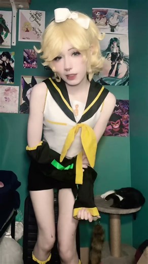 i meed a rin cosplay that actually fits me 😔 #vocaloid #rinkagamine #cosplay #femboy