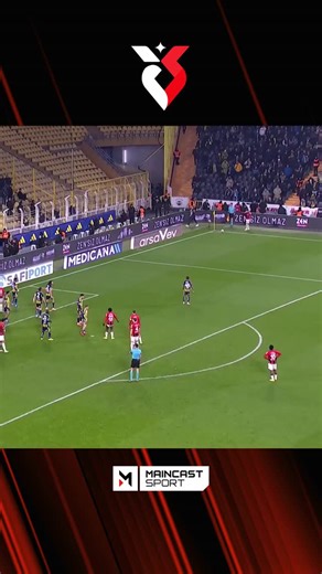Maincast Football on Instagram: "Койта миттєво реагує і карає за помилку #football #sports #soccer #goal"