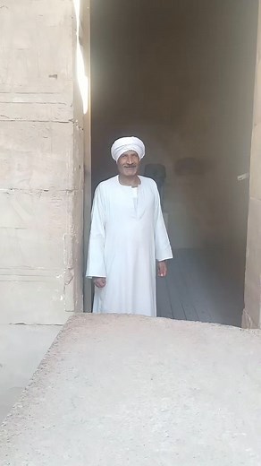 El guardián de la capilla de sekhmet en el templo de Karnak es un descendiente de la famosa tribu faraônica los madjai #egipto #nilo #nubia #cairoegypt #tebas #luxor #aswan #trendingreels #travel #TEMPLO #sekhmet #capilla #bellos #art #beautiful #new #photo #video #PROPIO | Egipto real