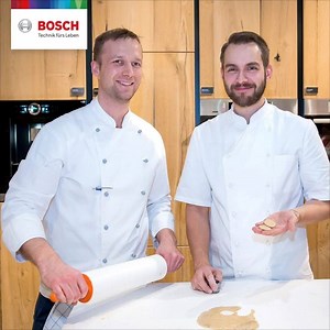 1.8K views · 32 reactions | Mit Bosch #Küchengeräten macht #Keksebacken richtig Spaß! Ein Profi-Tipp: Keine Angst vor klebrigem Mürbteig, denn so gelingt das Kekseformen besonders leicht. Zu viel Mehl auf der Arbeitsplatte macht den Teig schnell trocken und die Kekse staubig. Wenn es trotzdem klebt, Teig einfach zwischen zwei Lagen Backpapier ausrollen. Hast du auch einen Tipp für uns? Wir freuen uns auf deinen Kommentar.  | Bosch Home AT | Facebook