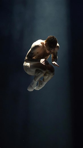 Bayerisches Staatsballett on Instagram: "🎥 Check out our CLOSE UP on MEGAHERTZ, featuring an exclusive interview with choreographer Emma Portner (@emmaportner), and learn more about her creative process and the artistic vision behind this remarkable piece—𝐧𝐨𝐰 𝐚𝐯𝐚𝐢𝐥𝐚𝐛𝐥𝐞 𝐨𝐧 𝐨𝐮𝐫 𝐘𝐨𝐮𝐓𝐮𝐛𝐞 𝐜𝐡𝐚𝐧𝐧𝐞𝐥. 🤩 (Link in bio) Premiered as part of our triple bill WAVES AND CIRCLES on 21 December 2025, MEGAHERTZ draws inspiration from Paddy McAloon’s “I Trawl the Megahertz”. The pie