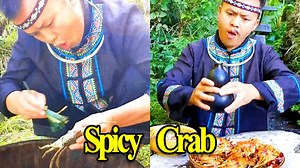 Crab nests were found under the big rocks by the river, and some of them were caught to make spicy crabs. It was delicious【Jungle chef】 #junglechef #outdoor #food #Crab | 苗族小宇