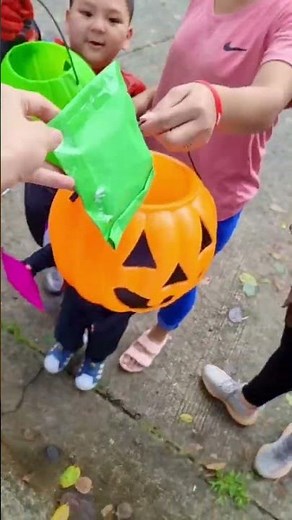 Bug gives spooky treats Halloween Trick or Treat #shorts #littlebigtoys