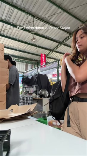 Udah mau setahuuuun masih aja ada yang nanya: “di sebelah mana sih?” “Ga ada tau kak”. Jadi jualan nyaaaa di Pasar Klojen guys (bukan oro2 dowo), lokasinya di seberang kamar mandi dan mushola pasar. Sesekali kalau ke Klojen sisir sampe belakang dehhhh, nanti ketemu Yogiyooo (kami ada di section yg jarang dilewati emang), rata2 numpukkk di area depaaan. Dan jangan lupa borong donat kami! @yogiyodonut #pasarklojen #donatsusu