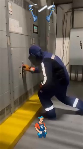 La seguridad eléctrica en alta tensión implica el uso de equipos de protección personal (EPP) especializados, como trajes ignífugos y dieléctricos, guantes, cascos, botas y protectores faciales, todos certificados para el nivel de riesgo. Estos trajes protegen contra el arco eléctrico y las quemaduras, y se clasifican según su resistencia a la energía incidente, medida en caloría por centímetro cuadrado ((cal/cm^{2})), usando clasificaciones como las de las normas NFPA 2112 o ASMF 1959. segurida