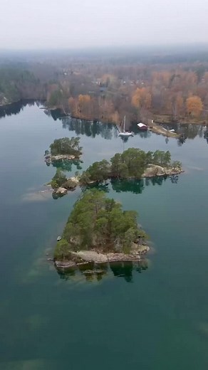 Vättern is full of crayfish 🦞 — and this time, they became the heart of our Cajun-inspired dinner over open fire. A spicy twist on our classic pytt i panna 🇸🇪, cooked right by the water’s edge, followed by sauna warmth and a cold evening swim. We had planned to continue that Friday, but autumn’s early dusk had other ideas 🍂. So we moored longside at this quiet pier — and decided to stay another night. Fresh air, fresh water, and fresh crayfish… does it get any better? Do you like freshwater 