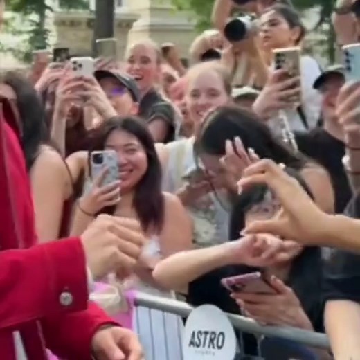 Choi Wooshik Paris Moments: Fan Reactions After Seeing Him Twice