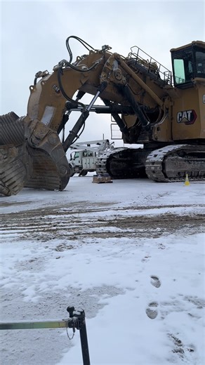 Cat 6060 vs Caterpillar 777 Mining Truck Comparison