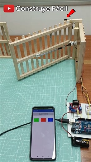 🚪 ¡Abre la puerta con un solo toque desde tu celular! 📱✨ ¿Alguna vez soñaste con llegar a casa y que el portón se abra solo? En este video vemos cómo la tecnología Bluetooth y la electrónica se unen para crear una solución inteligente. 🛠️ ¿Cómo funciona? El proyecto utiliza tres componentes clave que puedes conseguir fácilmente: Arduino Uno: El "cerebro" que procesa las órdenes. Módulo Bluetooth (HC-05 o HC-06): El puente que comunica tu smartphone con el sistema. Servomotor: El músculo encar
