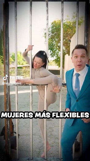 La MUJER más FLEXIBLE del mundo vs barrotes de prisión #challenge #flexibilidad #vs