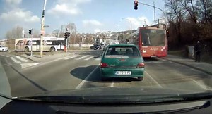 Autobus u punoj brzini prolazi kroz crveno (VIDEO) - Vesti online