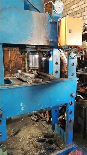 HOW TO REPAIR EXCAVATOR'S TRACK CHAIN LINK USING HYDRAULIC PRESSING MACHINE IN PUSHING OUT PIN