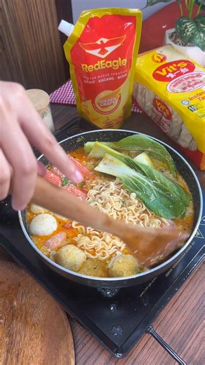🔥🍜 Hotpot-Inspired Mala Noodle Soup Halal-friendly, made with Vit’s Economy Pack noodles & Red Eagle Oil. Springy noodles, proteins & fresh veggies, all coated in bold, tangy-pedas aroma 🤤🌶️ 📍 Only at Lotus’s | ⏰ Until 28 Feb #HalalFriendly #MalaNoodleSoup #LotusExclusive #EasyRecipe | VIT'S