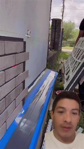 Reynaldo Huanca Aguilar on Instagram: "Mira este acabado idéntico a la piedra rústica están ganando popularidad en fachadas, paredes y áreas al aire libre. Ofrecen un aspecto fuerte y clásico que recuerda a las antiguas casas bien construidas, pero con tecnología moderna y una aplicación mucho más práctica.#tip #trucos #viralreels #videosvirales #ideas"