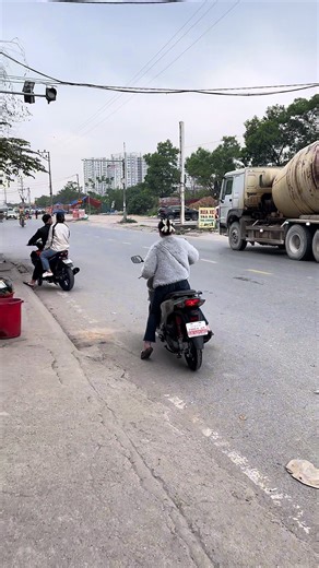 Suýt Nữa Thì Được Hôn Đít - Video Vui Nhộn