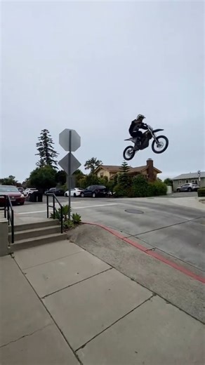 IntelligenceGo on Instagram: "📍3rd St, Laguna Beach, CA 🇺🇲"