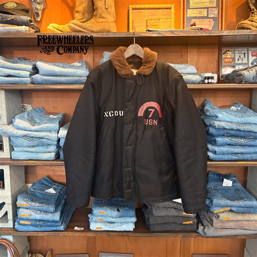 빈센트하우스 on Instagram: "; Freewheelers and Company]N-1 Style Deck Jacket, made in Japan( ~ 105) 헤리티지 워크웨어를 현대적으로 재해석하는 일본 브랜드 Freewheelers(프리휠러스)의 N-1 Deck Jacket 입니다. 이 라인은 19세기 말~20세기 초 미국의 Great Lakes 지역을 배경으로 한 가상의 의류회사 Great Lakes GMT. MFG. CO. 설정을 기반으로 제작되며, 당시 군수 산업과 민간 작업복이 공존하던 시대의 텍스타일과 라벨을 아카이브 스타일 그대로 복원한 것이 특징입니다. 본 제품은 1940년대 미 해군(U.S. Navy)의 혹한기 갑판 작업용 자켓인 N-1 Deck Jacket을 모티브로, 당시 실사용 목적에 충실했던 구조와 디테일을 프리휠러스 특유의 해석으로 재구성한 모델입니다. 국내 105호 체형 기준, 이너와 함께 착용하기에 적당한 여유감을 가진 사이즈이며