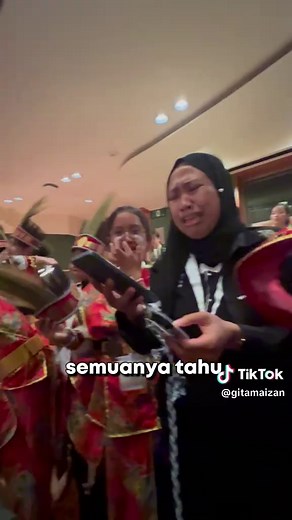 “Gita Maizan - Throwback Singapore Moment” FINALY. Gita Maizan Choir berhasil menaklukkan SICF sebagai Grand Prix Winner dan siap mewakili SICF ke panggung Asean Choral Grand Prix di Korea Selatan! Dukug kami untuk berkompetisi di ACGP 2026 di Korea Selatan #gitamaizanchoir #gmc #sicf2025