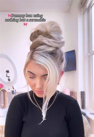 5 minute Pammy bun tutorial using nothing but a scrunchie🥰✨💐🎀🌷
