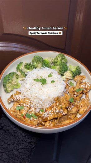 Rijaa Ehsan | Dietitian 🇵🇰 on Instagram: "Lunch Series Ep 4✨ Teriyaki chicken but make it light, glossy and weight loss friendly 🤎 Proof that fat loss food can still be flavourful and satisfying 🤍 Ingredients ⬇️ 🍗 140 g chicken breast cut into strips 🥣 1 tbsp soy sauce 🍶 2 tsp vinegar 🌶️ 2 tsp chilli flakes 🧂 1 tsp black pepper 🧂 Salt to taste 🍯 ¼ tsp honey 💧 ¼ cup water 🌽 ½ tsp cornstarch mixed with water 🫒 ½ tsp oil How I made it 👩🏻‍🍳 - First, I prepared the sauce by mixing so