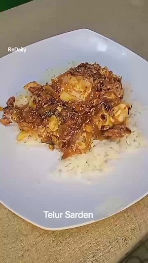 Telur Sarden Simpel #fyp ⁣ Bahan - Bahan⁣ 1 Kaleng Sarden⁣ 3 Telur⁣ 5 Bawang Merah⁣ 2 Bawang Daun⁣ 3 Bawang Putih⁣ 2 Cabe⁣ Air⁣ 3 Sdm Kecap Manis⁣ 1/2 Gula dan Garam⁣ 1 sdm Penyedap Rasa⁣ ⁣ #telur #telursarden #sarden #makanan #resep