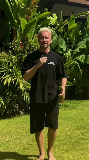 Rudi Rok on Instagram: "How to buzz like a bee in 15 seconds 🐝🤯 #beatbox #bee #buzz #howto #tutorial"