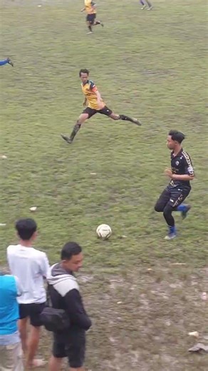 Umpan pendek dari kiper ( A short pass from the goalkeeper ) #football #video