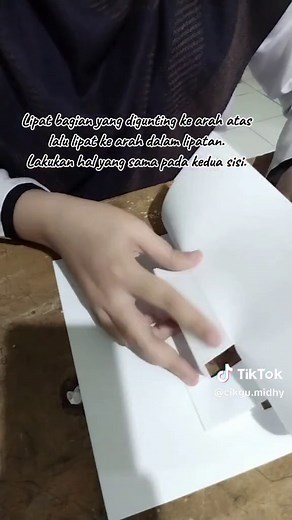 Tutorial Membuat Lembaran Pop Up Box: Lipat Kertas Menjadi Dua Bagian