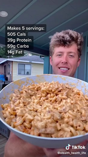 FULL RECIPE BELOW👇 500 Calorie Meal Prep, Episode 7: BUFFALO CHICKEN MAC N CHEESE Check out my digital cookbook (in bio) for 90 macro friendly recipes just like this one 👌 Ingredients: 325g pasta 300g 2% cottage cheese 150g 1/3 fat cream cheese 25g Cheddar powder 75g Buffalo sauce 30g soy sauce 30g honey Chicken: 18oz Boneless skinless chicken thighs Slice in strips 40g Buffalo sauce 20g soy sauce Lightly coat with old bay seasoning, garlic powder & smoked paprika Grill: Preheat grill on high 