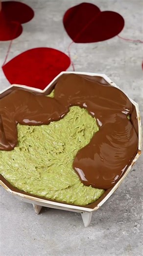 Learn how to make a Piñata Chocolate Heart Cake step by step 🍫💝