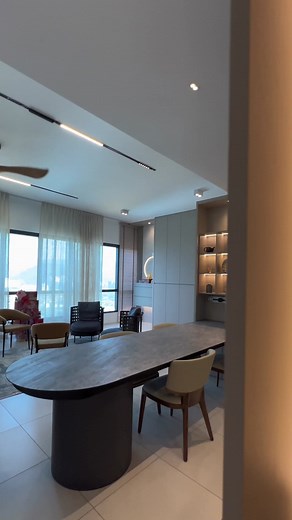 Step inside a world where warmth meets modern elegance. 🌟🏡 Our latest kitchen project is a testament to unique design thinking—featuring integrated display shelves that blend seamlessly with sleek, curvy lines. With warm tones that wrap you in comfort and curvy designs that add a dash of modern flair, it's a place you’ll want to cook, laugh, and live in. This video tour takes you through a space that’s not just designed for cooking, but for living beautifully. Dive in and let the unique charm 