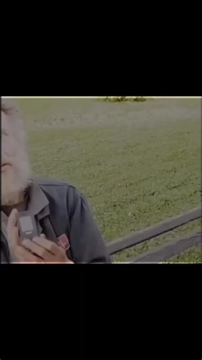 дедушку попросили показать свой телефон и подростки начали смеяться и он не понимал иза чего