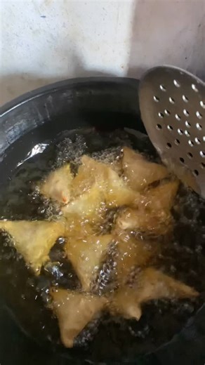 CAKES IN IBADAN/ SMALLCHOPS IN IBADAN/UNIVERSITY OF IBADAN on Instagram: "Tasty chops, just for you 😋 Super yummy and relatively affordable for you to munch on when you crave for one🤩 We are the right plug for small chops catering and more! Come in via link in our Bio or WhatsApp 08145735194 #cakesinibadan #cakesinuniversityofibadan #chachacakes #smallchopsvendor #smallchopsvendorinibadan"