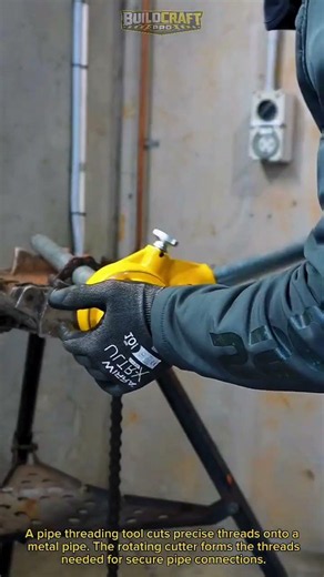 Manual Pipe Threading in Action! Precision Threads Without Power Perfect! #PipeTools #Plumbing #DIY