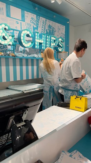 New Jellycat pop-up “Fish & Chips” at Selfridges😊 Available at Selfridges 4th floor, Oxford Street 📍Exclusive amuseables including Lily fish, Cosy chips, Peggy mushy peas, Clemont lemon & more🧸✨ Personalised gift sets with pins, stickers & special packaging available🛍️Explore the shop with the cutest toys & see this fun pop-up📆Open now, closing date TBC 📸 @kseniia.journey #london #jellycat #selfridges #new #oxfordstreet | London Ideas