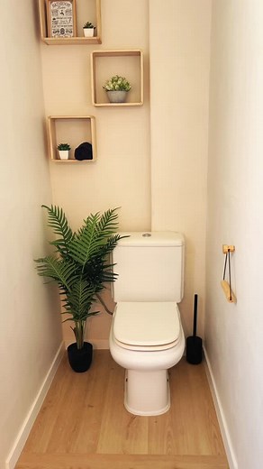 Chloe Margerum on Instagram: "Transformación de suelo ✨ Hemos instalado el suelo de @quickstepfloors en el baño 🤩 Es el modelo Bloom de suelos de vinilo de Quick-Step y el color es el Botánico Beige, el mismo que hemos instalado en el resto del piso. Este suelo es muy resistente con protección superior frente a arañazos, manchas, suciedad y rozaduras. También se puede instalar en zonas húmedas como baños y cocinas. Tiene el sistema de Uniclic y viene con la capa de subsuelo ya adjunta, por lo q