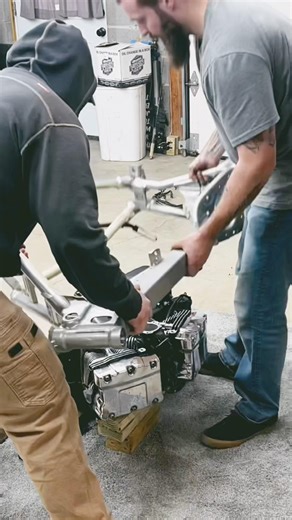 If you were ever wondering, you can swap a complete dyna drivetrain just like a sportster 😂🔥🔥