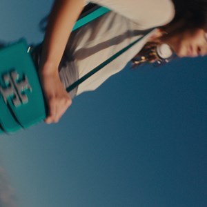 31 reactions | Against the clean lines of a box bag, the bold curves of sculptural hardware. Our Eleanor Small Bag is made of leather with hand-painted edges. A jewel of craftsmanship, designed to carry with ease. Shop now: https://toryburch.ph/ | Tory Burch | Facebook