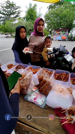 Terimakasih Warga Sosa udah berkunjung ke lapak sate satean 2000 kita🤗 LAPAK KITA 👇🏻 Sate SateAN Pasir Pengaraian 📍Komplek Pemda, LAPAK 1 DEPAN KANTOR BUPATI DI BUNDARAN ATAS SEBELAH KIRI DAN LAPAK 2 ARAH KE KANTOR SAMSAT Sosial Media TT : Satesatean.psp FB : Kuliner Rohul IG : Satesatean.psp ⏰ Senin - Jum'at : 15.30 ⏰ Sabtu - Minggu : 14.00 #rokanhulu #satesatean2000 #pasirpengaraian #kulinerrohul #fypシ