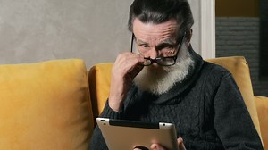 Confused elderly man using a tablet - Free Stock Video