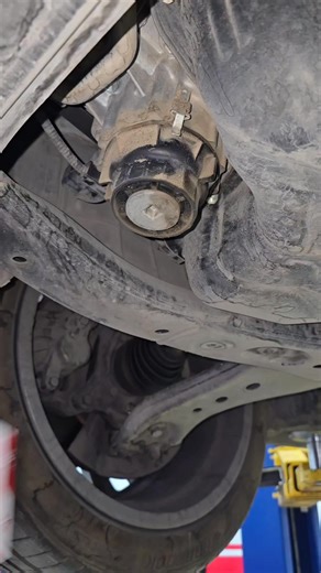 272K views · 952 reactions | Toyota land cruiser engine oil filter changing trick #automotive #mechanic | Inayat Ur Rahman | Facebook