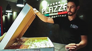 1.4K views · 620 reactions | Dia 10/07 foi o dia da Pizza, e a Plazza Pizza Delivery resolveu mostrar a você um pouco mais sobre a nossa empresa, desde a montagem até a entrega ao cliente. Mantendo sempre duas das maiores importâncias de um negócio, a qualidade e o atendimento. Convidamos você a conhecer mais sobre nossa empresa. | Plazza Pizza Quadrada | Facebook